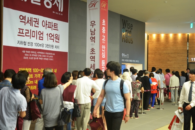 주말을 맞아 수만명의 예비청약자들이 현대건설의 ‘위례 힐스테이트’와 삼성물산의 ‘래미안 위례신도시’ 견본주택에 몰려들면서 주말내내 북새통을 이뤘다.