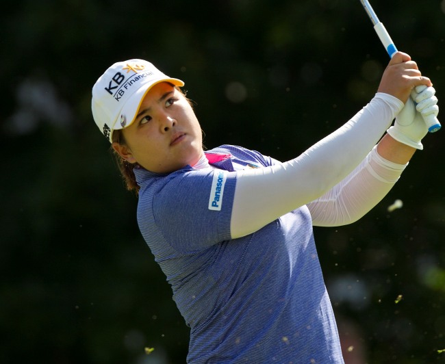 박인비(골퍼/KB금융그룹)
Park In-bee, watches her ball from the 16th tee box during the final round of the LPGA NW Arkansas Championship golf tournament on Sunday. (AP-Yonhap News)