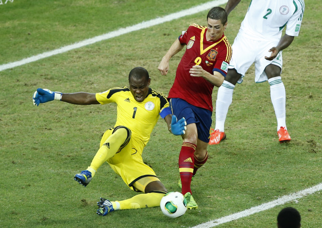 Nigeria goalkeeper Vincent Enyeama (left) challenges Spain's Fernando Torres during the soccer Confederations Cup group B match between Nigeria and Spain at the Castelao stadium in Fortaleza, Brazil, Sunday. (AP-Yonhap News)