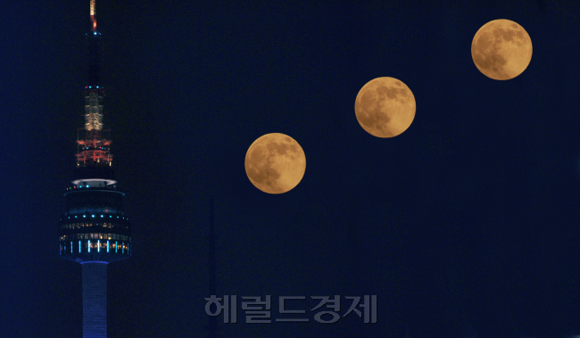 서울 남산 타워 옆으로 크고 둥간달이 지나가고 있다. 23일엔 달이 지구에 가장 근접한 지점에 도달해 일반 보름달보다 약 13% 더 크게 보이는 '슈퍼 보름달(supermoon)'이 떴다. 지구 상에서 달의 크기가 다르게 보이는 이유는 달이 지구 주위를 타원 궤도로 돌기 때문이다.(남산 위의 달을 7분 간격으로 촬영한 뒤 한 장면으로 합성한것)/ 박해묵 기자 mook@ 2013.06.23
서울 남산 타워 옆으로 크고 둥간달이 지나가고 있다. 23일엔 달이 지구에 가장 근접한 지점에 도달해 일반 보름달보다 약 13% 더 크게 보이는 '슈퍼 보름달(supermoon)'이 떴다. 지구 상에서 달의 크기가 다르게 보이는 이유는 달이 지구 주위를 타원 궤도로 돌기 때문이다.(남산 위의 달을 7분 간격으로 촬영한 뒤 한 장면으로 합성한것)/ 박해묵 기자 mook@ 2013.06.23