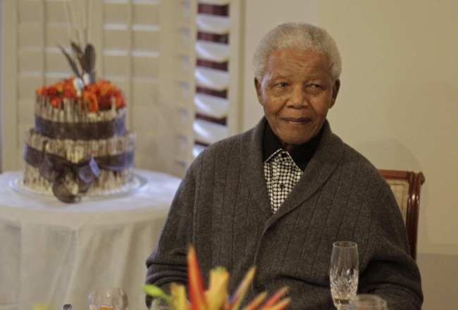 In this Wednesday, July 18, 2012 file photo, former South African President Nelson Mandela as he celebrates his 94th birthday with family in Qunu, South Africa. Nelson Mandela's health has deteriorated and he is now in critical condition, the South African government said Sunday. (Yonhap News)