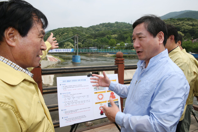 <YONHAP PHOTO-0674> 물놀이 안전시설 점검나선 유정복 장관 (서울=연합뉴스) 유정복 안전행정부 장관이 23일 경기도 양주시 일영유원지 물놀이 현장을 찾아 안전시설을 점검하고 있다. 2013.6.23 << 안전행정부 >> jeong@yna.co.kr/2013-06-23 16:09:48/ <저작권자 ⓒ 1980-2013 ㈜연합뉴스. 무단 전재 재배포 금지.>
<YONHAP PHOTO-0674> 물놀이 안전시설 점검나선 유정복 장관 (서울=연합뉴스) 유정복 안전행정부 장관이 23일 경기도 양주시 일영유원지 물놀이 현장을 찾아 안전시설을 점검하고 있다. 2013.6.23 << 안전행정부 >> jeong@yna.co.kr/2013-06-23 16:09:48/ <저작권자 ⓒ 1980-2013 ㈜연합뉴스. 무단 전재 재배포 금지.>
<YONHAP PHOTO-0674> 물놀이 안전시설 점검나선 유정복 장관 (서울=연합뉴스) 유정복 안전행정부 장관이 23일 경기도 양주시 일영유원지 물놀이 현장을 찾아 안전시설을 점검하고 있다. 2013.6.23 << 안전행정부 >> jeong@yna.co.kr/2013-06-23 16:09:48/ <저작권자 ⓒ 1980-2013 ㈜연합뉴스. 무단 전재 재배포 금지.>
