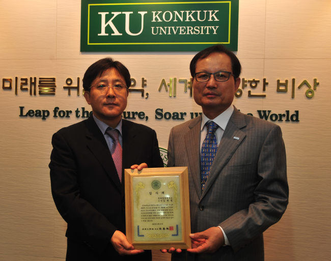 <YONHAP PHOTO-0482> 김현철 경제경영연구소장 건국대에 1억 원 발전기금 기탁 (서울=연합뉴스) 건국대는 경제경영연구소 김현철 소장이 경영대학 발전기금과 상경대학 발전기금으로 각각 5,000만원씩 총 1억 원을 기부했다고 23일 밝혔다. 김 소장(왼쪽)이 건국대 발전기금 1억원을 전달한 후 송희영 총장으로부터 감사패를 받고 기념촬영을 하고 있다. 2013.6.23 photo@yna.co.kr/2013-06-23 13:27:30/ <저작권자 ⓒ 1980-2013 ㈜연합뉴스. 무단 전재 재배포 금지.>
<YONHAP PHOTO-0482> 김현철 경제경영연구소장 건국대에 1억 원 발전기금 기탁 (서울=연합뉴스) 건국대는 경제경영연구소 김현철 소장이 경영대학 발전기금과 상경대학 발전기금으로 각각 5,000만원씩 총 1억 원을 기부했다고 23일 밝혔다. 김 소장(왼쪽)이 건국대 발전기금 1억원을 전달한 후 송희영 총장으로부터 감사패를 받고 기념촬영을 하고 있다. 2013.6.23 photo@yna.co.kr/2013-06-23 13:27:30/ <저작권자 ⓒ 1980-2013 ㈜연합뉴스. 무단 전재 재배포 금지.>
<YONHAP PHOTO-0482> 김현철 경제경영연구소장 건국대에 1억 원 발전기금 기탁 (서울=연합뉴스) 건국대는 경제경영연구소 김현철 소장이 경영대학 발전기금과 상경대학 발전기금으로 각각 5,000만원씩 총 1억 원을 기부했다고 23일 밝혔다. 김 소장(왼쪽)이 건국대 발전기금 1억원을 전달한 후 송희영 총장으로부터 감사패를 받고 기념촬영을 하고 있다. 2013.6.23 photo@yna.co.kr/2013-06-23 13:27:30/ <저작권자 ⓒ 1980-2013 ㈜연합뉴스. 무단 전재 재배포 금지.>
김현철 경제경영연구소장 건국대에 1억 기탁