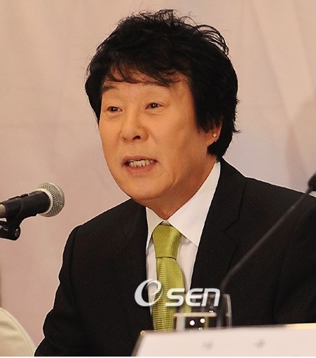 송대관(가수)
최근 가수 송대관 씨가 개인회생 신청을 낸 가운데 개인회생 신청건수가 올들어 큰 폭으로 늘고 잇는 것으로 나타났다.