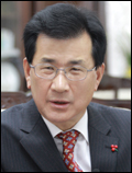 이시종(광역단체장/전국회의원/충청북도도지사)
충청북도는 진천·음성 혁신도시를 ‘명품 혁신도시’로 조성하기 위해 전문가 등 자문위원회를 구성하고 24일 도청 소회의실에서 첫 회의를 개최했다고 밝혔다.