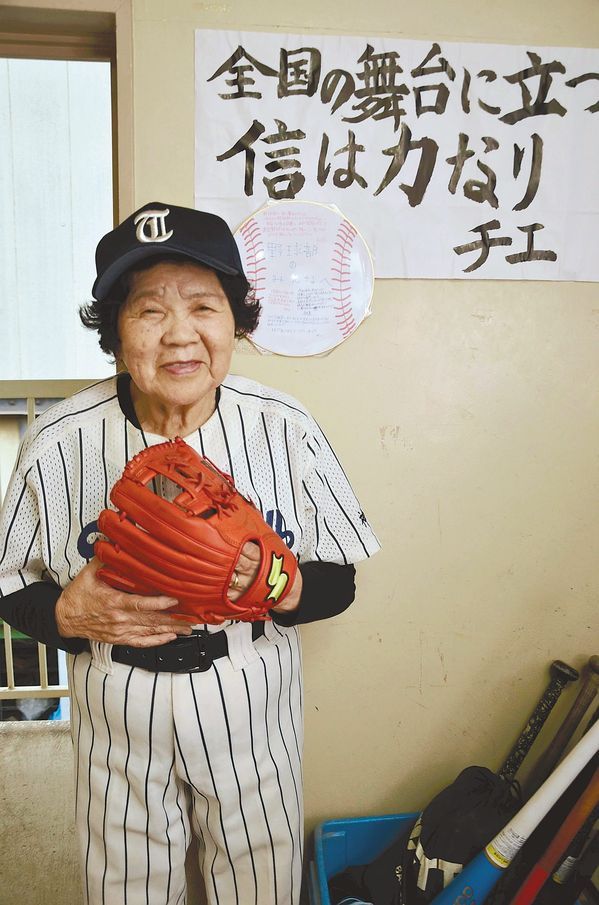Chie Kaminakabeppu poses in the team’s locker room at Takatsu High School.   The Japan News