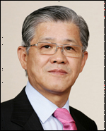 최신원(기업인/SKC대표이사회장/경기사회복지공동모금회회장/수원상공회의소회장)
최신원<사진> SKCㆍSK텔레시스 회장이 24일 서울 용산동 국방부에서 그동안 국군ㆍ주한미군 장병 후원 등 국가 안보에 기여한 공로를 인정받아 김관진 국방부 장관으로부터 감사패를 받았다.