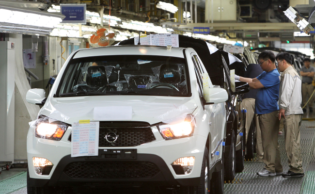 Employees inspect vehicles at Ssangyong Motor’s Pyeongtaek factory in Gyeonggi Province.   Ssangyong Motor