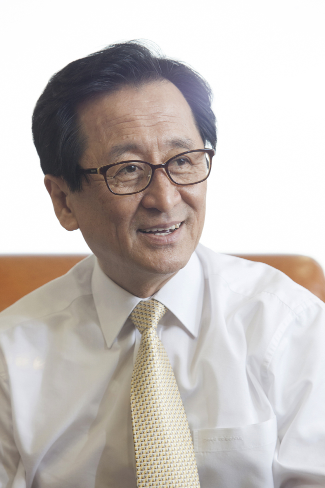 최수현(금융인/전공무원/금융감독원원장)
Financial Supervisory Service governor Choi Soo-hyun will double as a volunteer English interpreter.