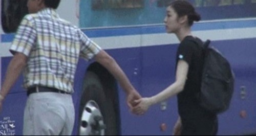 김연아(스케이트선수)
최근 한 온라인 커뮤니티에는 ‘아빠 어디가 찍는 김연아’라는 제목으로 한 장의 사진이 올라왔다. 사진 속 김연아는 아버지 김현석 씨와 다정하게 손을 잡고 어디론가 향하고 있다.