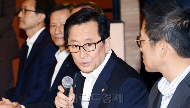 최수현 금융감독원장(왼쪽 네 번째)이 25일 오전 여의도 콘래드호텔에서 카드사 CEO 및 여신금융협회장과 조찬 간담회를 갖고 자리를 함께하고 있다. 사진 왼쪽부터 정태영 현대카드 사장, 이강태 BC카드 사장, 김근수 여신금융협회장, 최수현 금융감독원장, 이재우 신한(3,530원 ▽195 -5.23%)카드 사장, 최기의 KB국민카드 사장, 정해붕 하나SK카드 사장, 최치훈 삼성카드 사장, 박상훈 롯데카드 사장. 박현구 기자pho@heraldcorp.com
최수현 금융감독원장(왼쪽 네 번째)이 25일 오전 여의도 콘래드호텔에서 카드사 CEO 및 여신금융협회장과 조찬 간담회를 갖고 자리를 함께하고 있다. 사진 왼쪽부터 정태영 현대카드 사장, 이강태 BC카드 사장, 김근수 여신금융협회장, 최수현 금융감독원장, 이재우 신한(3,530원 ▽195 -5.23%)카드 사장, 최기의 KB국민카드 사장, 정해붕 하나SK카드 사장, 최치훈 삼성카드 사장, 박상훈 롯데카드 사장. 박현구 기자pho@heraldcorp.com