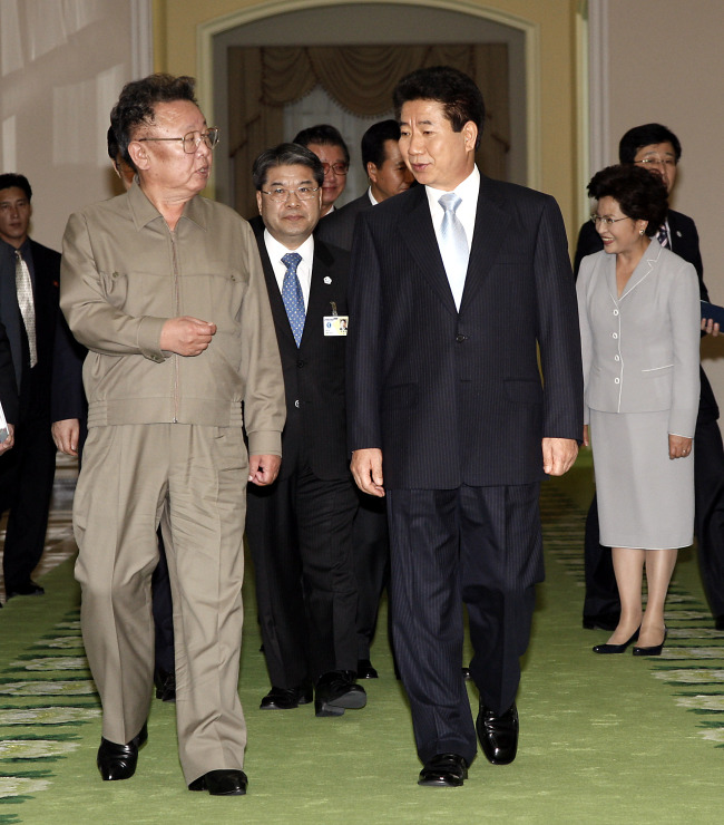 김정일(좌부터/정치인/국방위원회위원장),노무현(전대통령)
<YONHAP PHOTO-1519> 국정원 '2007 남북정상회담 회의록' 전격 공개 (서울=연합뉴스) 국가정보원은 24일 오후 비밀 생산·보관 규정에 따라 2급 비밀인 '2007 남북정상회담 회의록' 전문을 일반문서로 재분류해 공개키로 했다. 사진은 노무현 대통령과 김정일 국방위원장이 지난 2007년 10월 3일 오후 평양 백화원 영빈관에서 남북 정상회담 2차 회의를 위해 회담장으로 향하는 모습. 2013.6.24 << 연합뉴스 DB >> zjin@yna.co.kr/2013-06-24 16:57:20/ <저작권자 ⓒ 1980-2013 ㈜연합뉴스. 무단 전재 재배포 금지.>