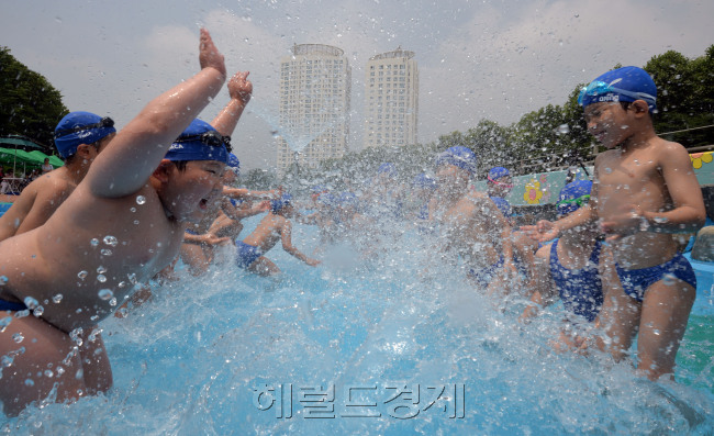 24일 오전 서울 서초구 양재천에서 열린 양재천 야외수영장 개장식에서 어린이들이 즐거운 표정으로 물놀이를 즐기고 있다. <br />정희조 기자/checho@heraldcorp.com 130625
24일 오전 서울 서초구 양재천에서 열린 양재천 야외수영장 개장식에서 어린이들이 즐거운 표정으로 물놀이를 즐기고 있다.
정희조 기자/checho@heraldcorp.com 130625
24일 오전 서울 서초구 양재천에서 열린 양재천 야외수영장 개장식에서 어린이들이 즐거운 표정으로 물놀이를 즐기고 있다.
정희조 기자/checho@heraldcorp.com 130625