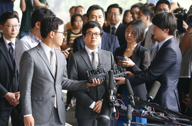 이재현(기업인/CJ그룹대표이사회장/CJ제일제당대표이사)
비자금 조성 및 탈세 의혹을 받고 있는 이재현 CJ 회장이 검찰 조사를 위해 25일 오전 서초동 서울중앙지검으로 들어서며 취재진의 질문에 답하고 있다. (연합뉴스)