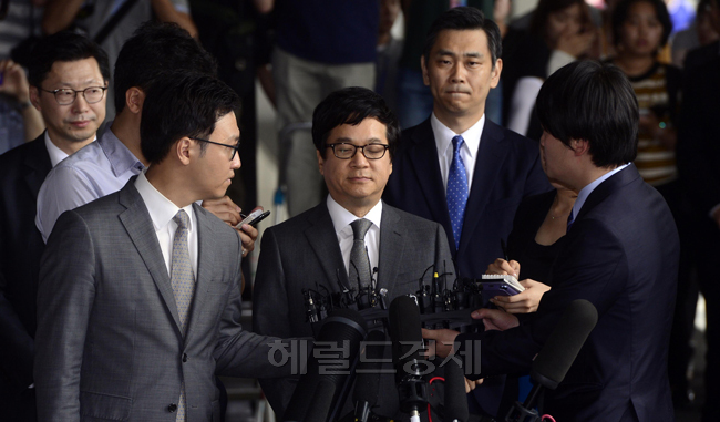 이재현(기업인/CJ그룹대표이사회장/CJ제일제당대표이사)
비자금조성과 탈세의혹을 받고 있는 이재현 CJ그룹회장이 25일 오전 서울 서초동 서울중앙지검으로 출두하면서 취재진들을 바라고고 있다. 이 회장은 회사돈 600억을 빼돌리고 일본 도쿄 빌딩 두채를 구입하는 과정에서 회사에 350억원의 손해를 끼친 혐의를 받고 있다.