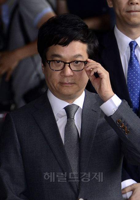 이재현(기업인/CJ그룹대표이사회장/CJ제일제당대표이사)
비자금조성과 탈세의혹을 받고 있는 이재현 CJ그룹회장이 25일 오전 서울 서초동 서울중앙지검으로 출두하면서 취재진들을 바라고고 있다. 이 회장은 회사돈 600억을 빼돌리고 일본 도쿄 빌딩 두채를 구입하는 과정에서 회사에 350억원의 손해를 끼친 혐의를 받고 있다.