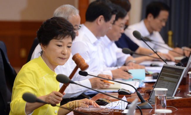 박근혜 대통령이 25일 오전 청와대에서 열린 국무회의에서 회의시작을 알리는 의사봉을 치고  있다. 정희조 기자/checho@heraldcorp.com  130625
박근혜 대통령이 25일 오전 청와대에서 열린 국무회의에서 회의시작을 알리는 의사봉을 치고  있다. 청와대는 국정원의 남북 정상회담 대화록 공개와 관련해선 침묵행보를 이어가고 있다. 정희조 기자/checho@heraldcorp.com
