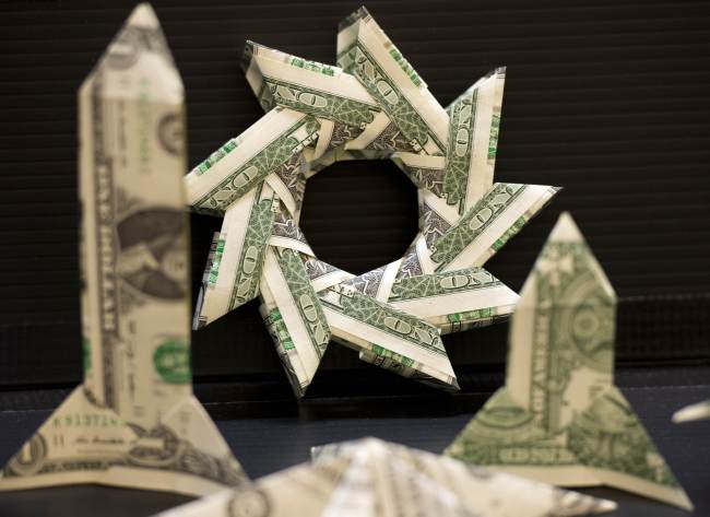 <YONHAP PHOTO-0155> TOPSHOTS - Origami made from dollar bills is on display at the Origami Convention 2013 June 22, 2013 at the Fashion Institute of technology in New York. Hundreds of people gathered to see and learn how to make the artwork from folding papers. TOPSHOTS / AFP PHOTO / Don Emmert../2013-06-23 08:20:48/ <저작권자 ⓒ 1980-2013 ㈜연합뉴스. 무단 전재 재배포 금지.>
Origami made from dollar bills is on display at the Origami Convention 2013 on Saturday at the Fashion Institute of technology in New York.   AFP-Yonhap News