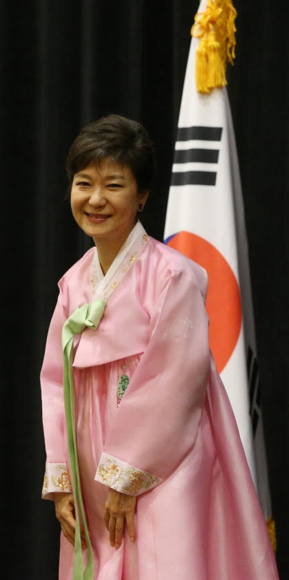 박근혜(대통령)
지난 1957년 서울 충무로에 제일편물을 창업한 김순희 초전박물관 관장. 그녀의 50년 편직 인생에 있어 유명인사를 빼놓을 수 없다.