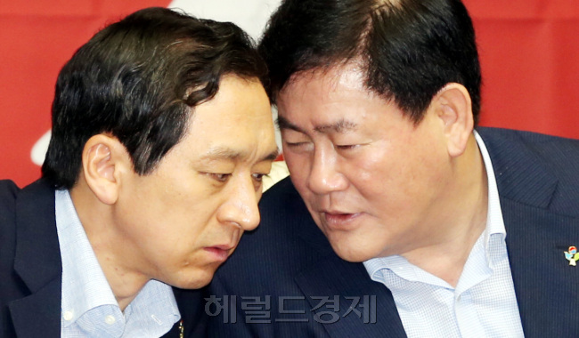 국가정보원이 2007년 남북 정상회담 대화록 전문을 공개하면서 여야가 벼랑끝에서 대치하고 있다. 새누리당은 “우리 영토를 북한 정권에 상납했다”고 비난했고, 민주당은 “NLL 포기 발언은 어디에도 없는데 새누리당이 왜곡 과장하고 있다”고 맞섰다.