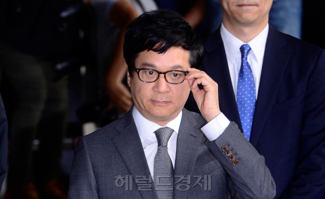 비자금조성과 탈세의혹을 받고 있는 이재현 CJ그룹회장이 25일 오전 서울 서초동 서울중앙지검으로 출두하면서 취재진들의 질문을 받고 있다. 이 회장은 회사돈 600억과 일본 도쿄 빌딩 두채를 구입하는 과정에서 회사에 350억원의 손해를 끼친 혐의를 받고 있다. 박해묵 기자/mook@heraldcorp.com