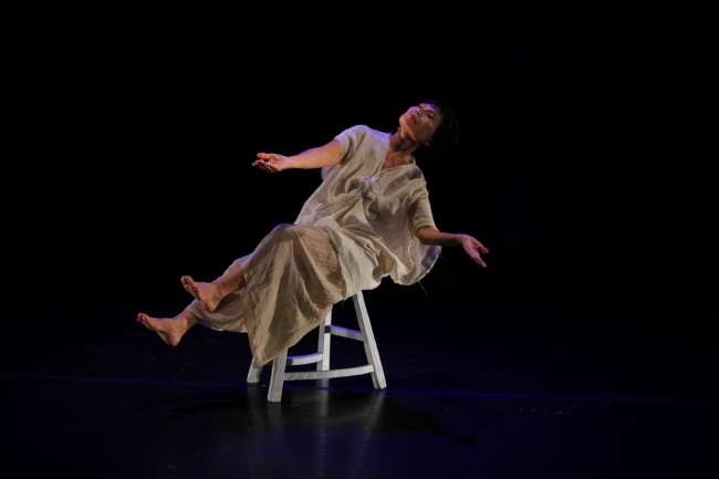 홍신자(현대무용가)
‘자유를 위한 변명’ ‘나도 너에게 자유를 주고 싶다’ ‘무엇이든 할 수 있는 자유, 아무것도 하지 않을 자유’ 등 여러 저서와 강연을 통해 전위무용가 홍신자(73)는 늘 ‘자유’를 외쳐왔다. 데뷔 40년을 기념해 지난 20~23일 서울 서초동 예술의전당 자유소극장에서 공연한 ‘네 개의 벽’도 자유란 주제의식이 겹친다.