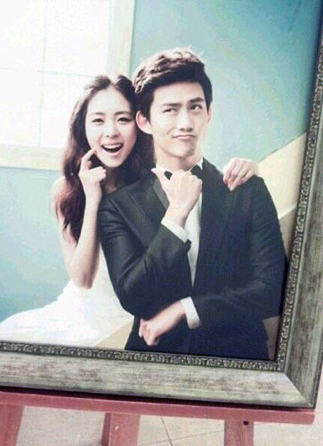 이연희(좌부터/탤런트/영화배우),택연(옥택연/가수/탤런트/2PM)
최근 온라인 상에는 ‘옥택연 이연희 웨딩 화보 너무 예뻐’라는 제목으로 사진 한 장이 게재됐다.