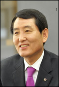 성세환(금융인/부산은행은행장)
BS금융지주 차기 회장 후보자로 성세환<사진> 부산은행장이 확정됐다. BS금융지주 회장후보추천위원회는 24일 성 행장을 회장 후보로 추천했다.