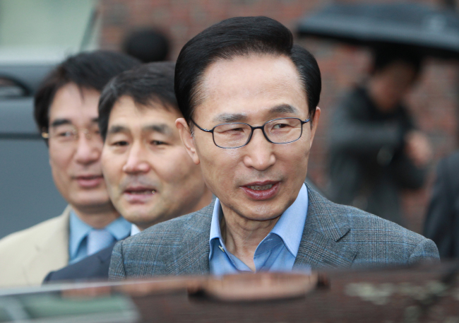 이명박 대통령이11일 오전 서울 종로구 청운효자동 제1투표소(국립서울농학교 대강당)에서 제19대 국회의원선거를 마친뒤 청와대로 돌아가고 있다.정희조 기자 checho@