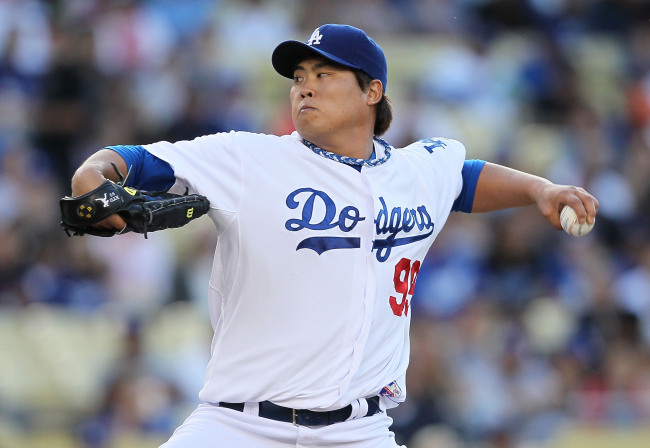 류현진(야구선수/LA다저스)
Pitcher Ryu Hyun-jin of the Los Angeles Dodgers pitches during the MLB game against the San Francisco Giants at Dodger Stadium in Los Angeles, California, Monday.    AFP-Yonhap News