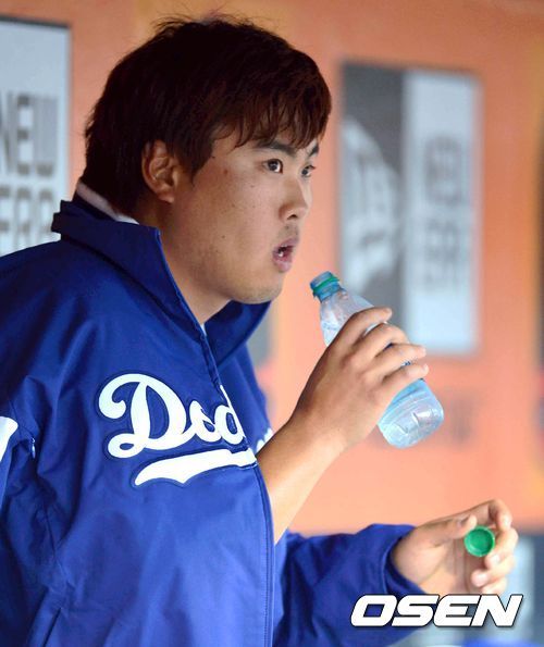류현진(야구선수/LA다저스)
류현진(26)의 7승이 또 무산됐다. 류현진은 25일(한국시간) LA 다저스타디움에서 열린 라이벌 샌프란시스코 자이언츠전에 선발등판해 6⅔이닝 동안 8피안타와 볼넷 4개를 내주고 1실점 했다. 삼진은 2개를 잡았다. 류현진은 1-1로 맞선 7회 2사 후 버스터 포지의 타구를 푸이그가 실책성 2루타를 만들어줬다. 돈 매팅리 감독은 류현진을 내리고 로날드 벨리사리오에게 마운드를 넘겼고, 벨리사리오가 무실점으로 막아 승패를 기록하지 않았다.
