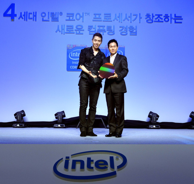 Intel Korea chief Lee Hee-sung (right) poses with Intel’s new celebrity sponsor, magician Lee Eun-gyeol, at a media event in Seoul, Tuesday.   Intel Korea