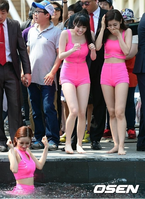 혜리(좌부터/이혜리/가수/탤런트/걸스데이),소진(박소진/가수/걸스데이),유라(김아영/가수/걸스데이)
걸그룹 걸스데이(민아 소진 유라 혜리)가 지난 24일 오후 서울 반얀트리서울 야외 수영장에서 열린 걸스데이 `The First Album Repackage 쇼케이스`에서 섹시한 구미호춤을 선보여 화제를 모으고 있다.