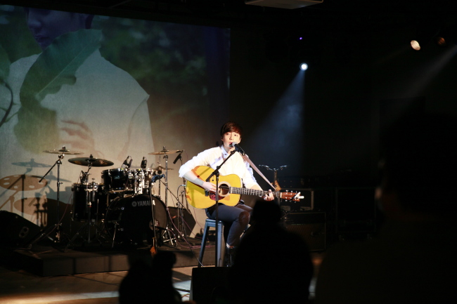 로이킴(김상우/가수)
Roy Kim performs at the showcase for his first studio album release “Love Love Love” at the IFC Mall on Tuesday.   Fortune Entertainment