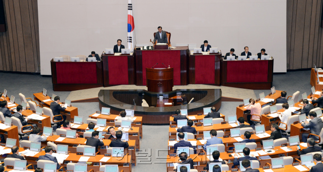 25일 오후 제316회 국회 본회의가 열린 서울 여의도 국회 본회의장에서 강창희 국회의장이 회의시작을 알리는 의사봉을 두드리고 있다. 박현구 기자phko@heraldcorp.com