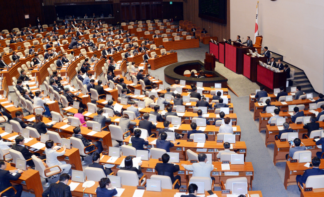 25일 오후 제316회 국회 본회의가 열린 서울 여의도 국회 본회의장에서 강창희 국회의장이 회의시작을 알리는 의사봉을 두드리고 있다. 박현구 기자phko@heraldcorp.com