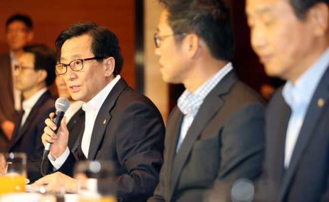 최수현(금융인/전공무원/금융감독원원장)
FSS Gov. Choi Soo-hyun speaks at a meeting with a group of CEO of credit card firms in Seoul on Tuesday.   Yonhap News