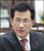 이시종(광역단체장/전국회의원/충청북도도지사)
충청북도(도지사 이시종·사진)는 올해 30개사를 선정해 외국어 홈페이지 제작 지원에 나선다고 25일 밝혔다.