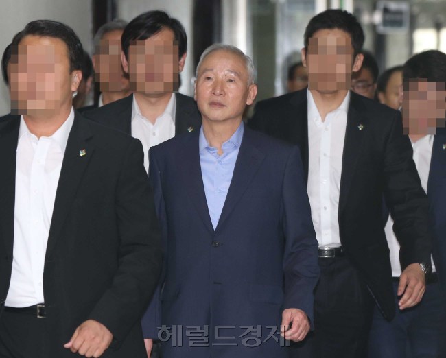 남재준(정무직공무원/전육군/국가정보원원장)
남 원장은 25일 오전 국회에서 비공개로 열린 정보위원회 전체회의에서 ‘국정원 명예가 국가 이익이나 기밀보다 중요한가’라고 묻는 민주당 의원의 질의에 “야당이 자꾸 공격하니까 국정원의 명예를 위해 그렇게 했다”고 답변했다고 민주당 간사인 정청래 의원이 전했다.