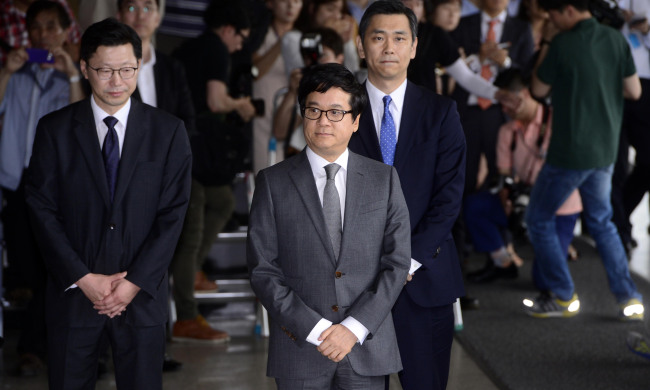 이재현(기업인/CJ그룹대표이사회장/CJ제일제당대표이사)
CJ Group chairman Lee Jay-hyun (center) arrives at Seoul Central District Prosecutors’ Office on Tuesday. (Park Hae-mook/The Korea Herald)