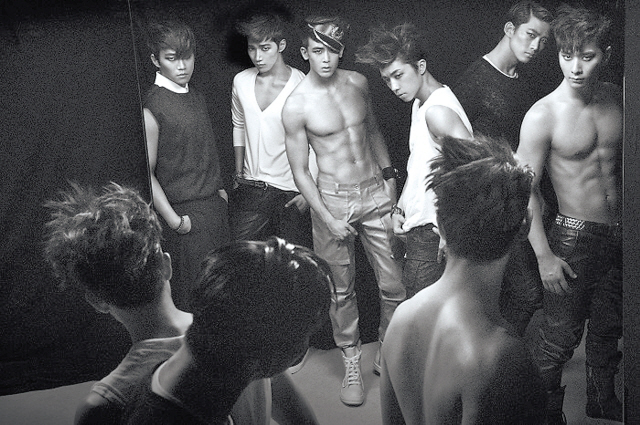 준호(좌부터/이준호/가수/음악PD/2PM),준케이(김민준/가수/작곡가/2PM),닉쿤(Nichkhun/가수/영화배우/2PM),우영(장우영/가수/탤런트/2PM),택연(옥택연/가수/탤런트/2PM),찬성(황찬성/가수/탤런트/2PM)
The K-pop idols Big Bang and 2PM took home awards at the annual MTV Video Music Awards Japan, which was held on Saturday at Makuhari Messe in Chiba, Japan.