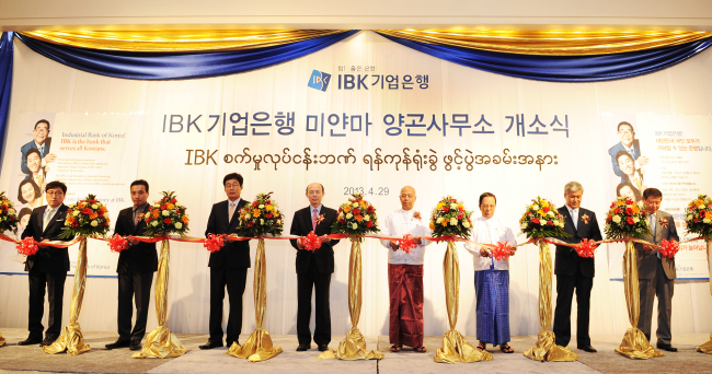 IBK기업은행은 지난 4월29일 미얀마 경제중심지인 양곤에서 유석하 기업은행 글로벌자금시장 본부장(왼쪽 네번째)과 테인조 미얀마 중앙은행 인가국장(왼쪽 다섯번째) 등이 참석한 가운데 사무소 개소식을 열였다.  [사진제공=IBK기업은행]