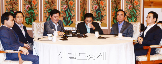 여,야 원내지도부가 26일 서울 여의도 국회 사랑재에서 국정원 댓글 의혹과 관련한 국정조사 등의 협의를 위한 회동을 갖고 있다. 왼쪽부터 윤상현 새누리당 원내수석부대표, 김기현 새누리당 정책위의장, 최경환 새누리당 원내대표, 전병헌 민주당 원내대표, 장병완 민주당 정책위의장, 정성호 민주당 원내수석부대표. 박현구 기자phko@heraldcorp.com
여,야 원내지도부가 26일 서울 여의도 국회 사랑재에서 국정원 댓글 의혹과 관련한 국정조사 등의 협의를 위한 회동을 갖고 있다. 왼쪽부터 윤상현 새누리당 원내수석부대표, 김기현 새누리당 정책위의장, 최경환 새누리당 원내대표, 전병헌 민주당 원내대표, 장병완 민주당 정책위의장, 정성호 민주당 원내수석부대표. 박현구 기자phko@heraldcorp.com