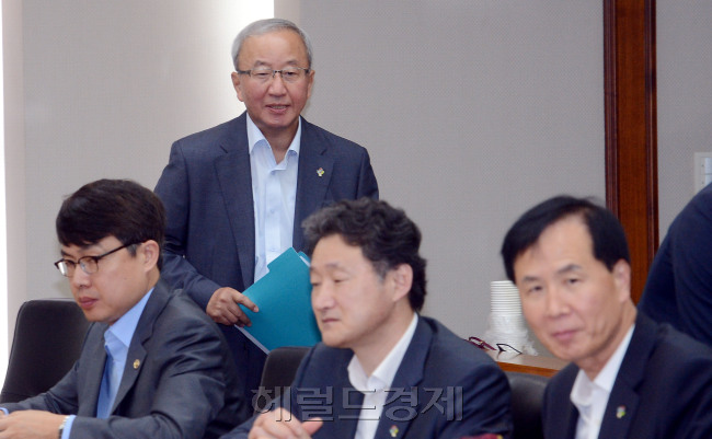 26일 오전 서울 여의도 수출입은행에서 열린 경제관계장관회의에 참석하는 현오석 경제부총리가 회의실로 들어오고 있다./안훈기자 rosedale@ 2013.06.26
현오석 부총리 겸 기획재정부 장관이 26일 오전 서울 여의도 수출입은행에서 열린 경제관계장관회의 회의실에 들어서고 있다. 현 부총리는 이날 비과세ㆍ감면 제도를 정비하겠다고 밝혔다.
안훈 기자/ rosedale@heraldcorp.com