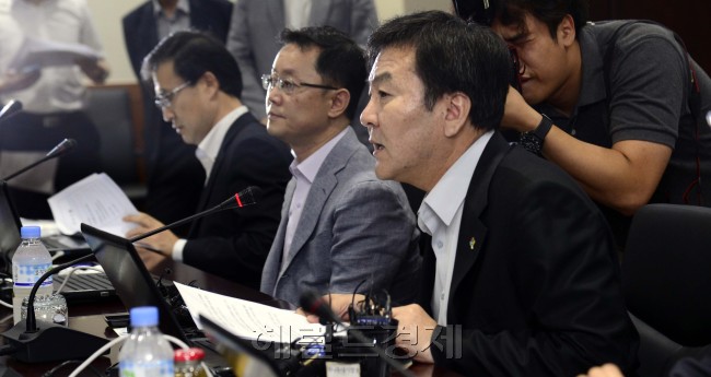 26일 오전 서울 태평로 금융위원회 대회실에서 공적자금관리위원회 제78차회의가 열린 가운데 신제윤 금융위원회 위원장이 모두발언을 하고 있다. 이번에 열린 공자위는 우리금융지주 민영화 방안을 확정·발표할 계획이다. 박해묵 기자/mook@heraldcorp.com
26일 오전 서울 태평로 금융위원회 대회실에서 공적자금관리위원회 회의가 열린 가운데 신제윤 금융위원장이 모두발언을 하고 있다. 신 위원장은 회의 직후 우리금융지주 민영화 방안을 발표했다. 박해묵 기자/mook@heraldcorp.com