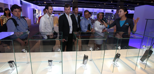 Foreign journalists look at Samsung products Wednesday ahead of the opening of the Samsung Innovation Forum in Suwon on Thursday.   Yonhap News