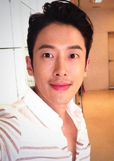 최필립(최필순/탤런트/연극배우)
South Korean actor Choi Philip apologized for his offensive words toward a TV program that spotted “entertainment soldiers” coming out from a local massage parlor. Choi said it was a “slip of the tongue.”