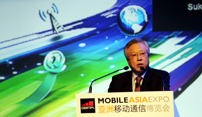 이석채(기업인/전행정공무원/KT대표이사회장)
KT Corp. chairman Lee Suk-chae delivers a keynote speech during the opening ceremony for the Mobile Asia Expo 2013 in Shanghai, China, Wednesday.   KT