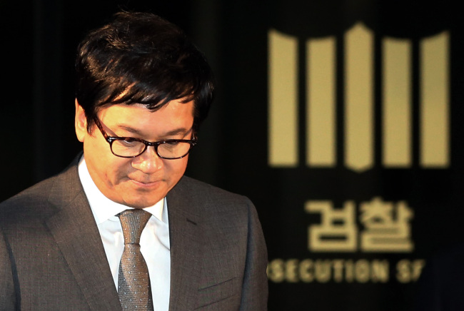 CJ Group chairman Lee Jay-hyun leaves Seoul Central District Prosecutors’ Office in Seoul after being quizzed over allegations that he created massive secret funds. (Yonhap News)