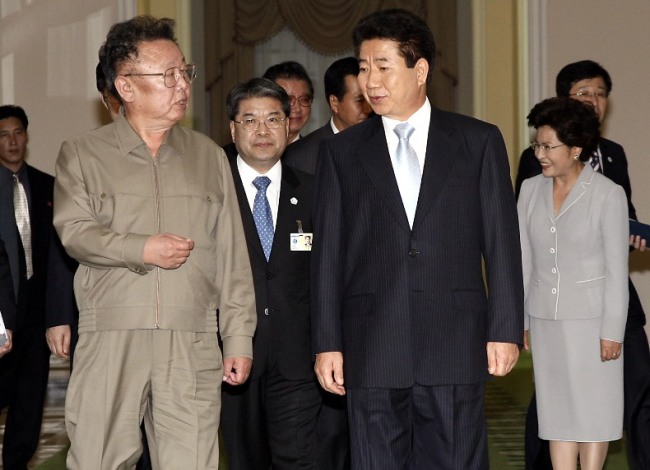 지난 2007년 10월 3일 오후 평양 백화원 영빈관에서 남북 정상회담 2차 회의를 위해 회담장으로 향하는 모습. (연합뉴스)